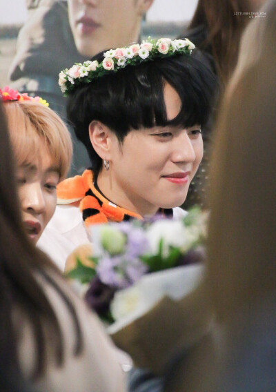 Yugyeom Cr: logo 