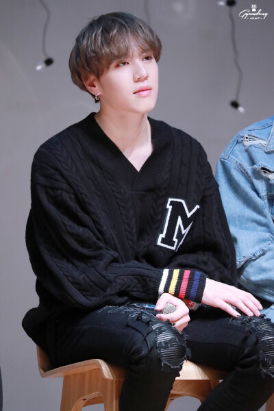 Yugyeom Cr: logo 