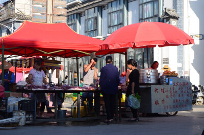 去洱海看完日出 在才村的菜市场吃早饭 便宜好吃又有特色 像当地人一样生活。大理云南