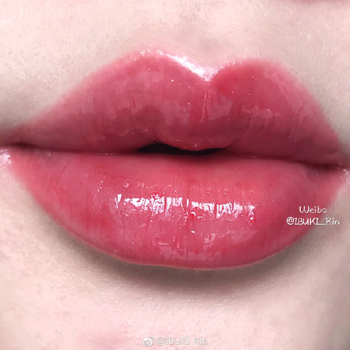 ESTEE LAUDER Pure Color Envy Sculpting Gloss/雅诗兰黛花漾倾慕唇彩 330 Red Extrovert
这货完美诠释了唇彩的一大特点：不显色
管身颜色是很正点的橘红锦鲤色，上手试色也还行，结果上嘴就是一个无比日常的淡淡的水红色……[允悲]
看在唇彩的份上就原谅它了，显色什么的，还是交给唇釉吧
质地还是在线的，会成膜不粘腻，还有一股子水果味，让我想起了草莓味的水晶硬糖
今天平安夜，送给各位精致女孩们一个草莓味的飞吻Joyeux Noël～