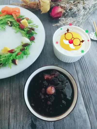 莲子黑豆粥。
圣诞蔬菜花环沙拉 。
黄桃酸奶。