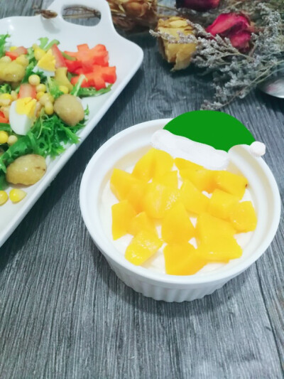 蔬菜沙拉。
芒果酸奶。