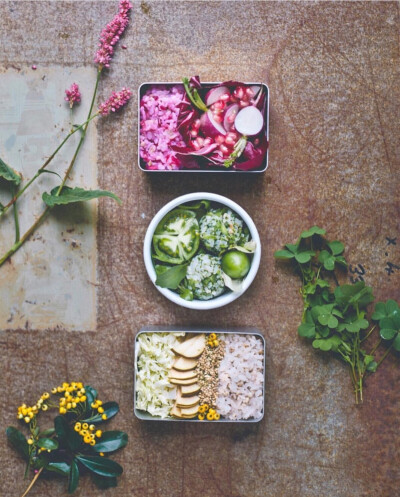 花花绿绿的素食便当，水果，蔬菜，粗粮，西红柿，饭团