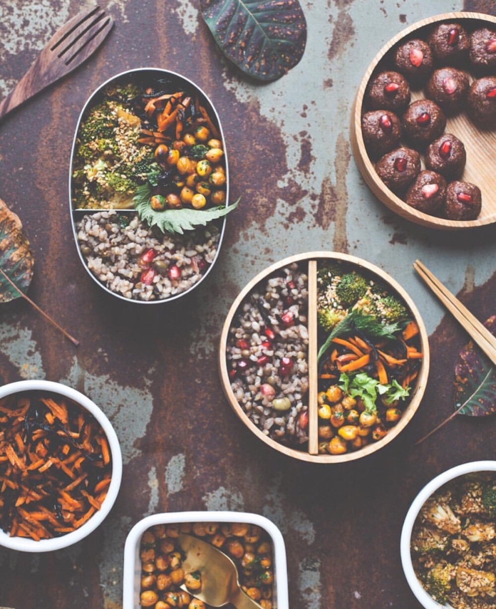 花花绿绿的素食便当，水果，蔬菜，粗粮，西兰花，胡萝卜丝