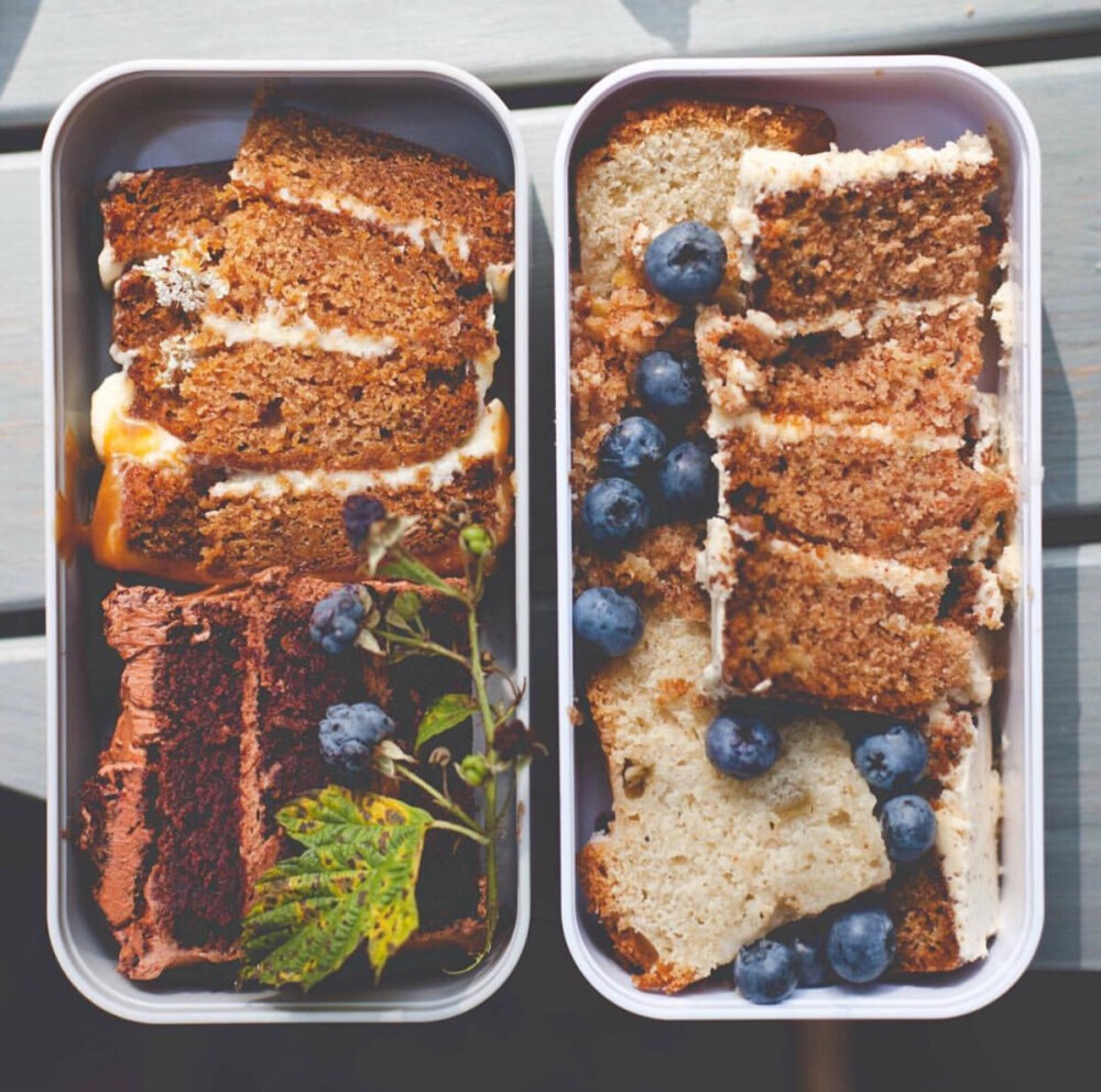 花花绿绿的素食便当，水果，蔬菜，粗粮，蛋糕，蓝莓。