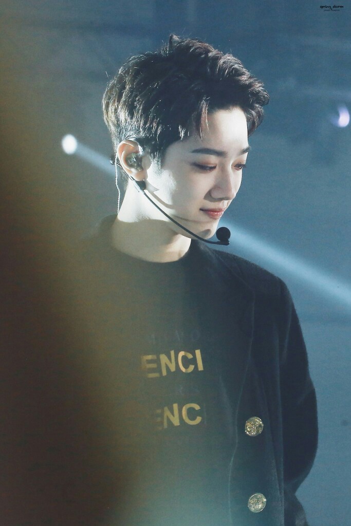 赖冠霖wannaonecrlogo