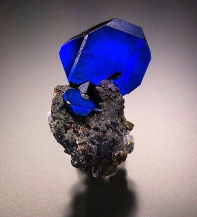 蓝铜矿 Azurite 的蓝色永远是这么的深邃迷人 ​​​