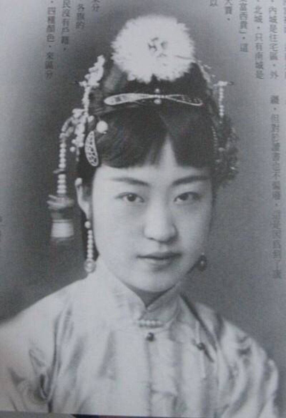 唐石霞（1904-1993年），又名唐怡莹，字石霞，他他拉氏，亲王福晋、女画家。为满洲镶红旗扎库木世族。唐石霞是溥仪的弟弟溥杰的前妻，但二人终不欢而散，后唐石霞以画技知名于平沪。曾上书坚决反对满洲国的建立，失败后与溥仪断绝关系，前往香港以画画为生。