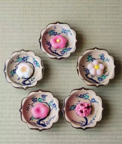 2月15日 | 梅花五题 (果) | 古清水团花梅花纹向付 (器)
正逢京都北野天满宫梅花祭。图中五种果子,从左顺时针开始分别是熟粉质地的光琳梅、薯蓣馒头、黄蕊、求肥糕、小豆金团。