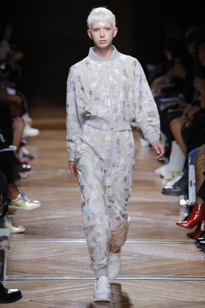 2018春夏高级成衣
ANREALAGE