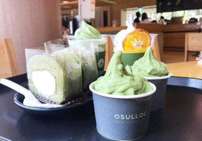 • Hotspot •
Osulloc是韩国特别出名的绿茶brand
Osulloc House咖啡店在韩国有十多家分店
各种绿茶口味的甜品绝对是抹茶控宝宝们的福音
位于济州岛的这家特别的是有一个小型博物馆
门前一大片的绿茶种植园 让人心…