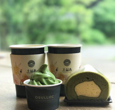 • Hotspot •
Osulloc是韩国特别出名的绿茶brand
Osulloc House咖啡店在韩国有十多家分店
各种绿茶口味的甜品绝对是抹茶控宝宝们的福音
位于济州岛的这家特别的是有一个小型博物馆
门前一大片的绿茶种植园 让人心…