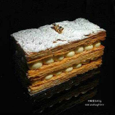 “拿破仑蛋糕”法文名为Mille-feuille，即有一千层酥皮的意思，所以它又被称为千层酥。拿破仑是由3片黄油酥皮和2层奶酱组成，酥皮要经过多次开酥，最后每片酥皮多达千层，这也是这款甜点制作工艺的繁复之处。酥皮松…