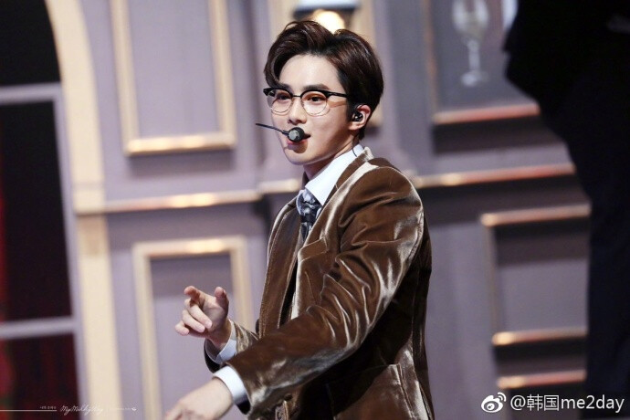 【Twitter】刷一发超好看的戴眼镜的#SUHO# #金俊勉# 颜值暴击啊~ (cr.logo) ​​​​