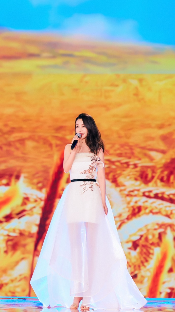 李沁助阵中央电视台启航2018新年晚会