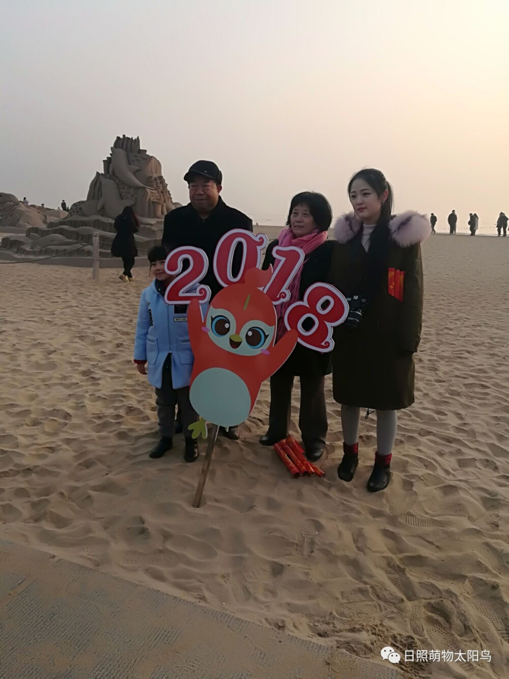  迎接2018年的第一个日出，开启新的一年的美好开头。太阳鸟现身万平口景区，引来大家争相合影。