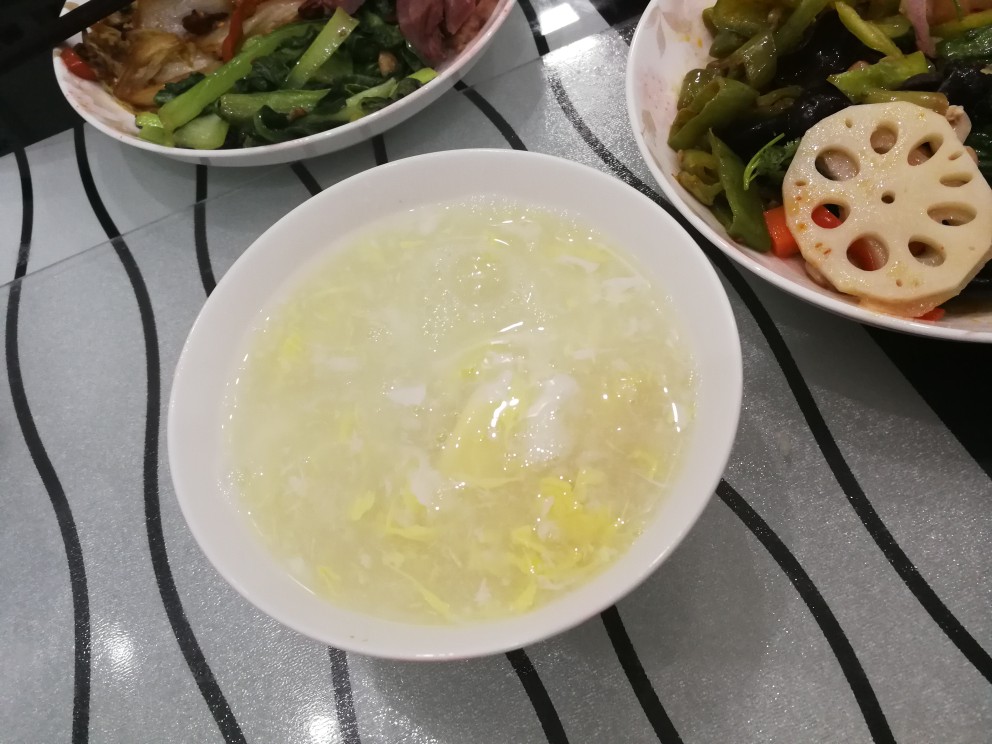 鸡蛋汤。
凉菜。
清炒青菜白菜双拼。