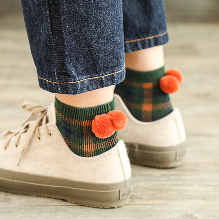 苏格兰格子英伦风手工缝制的球球袜子 双针条纹纯棉四季短袜女士