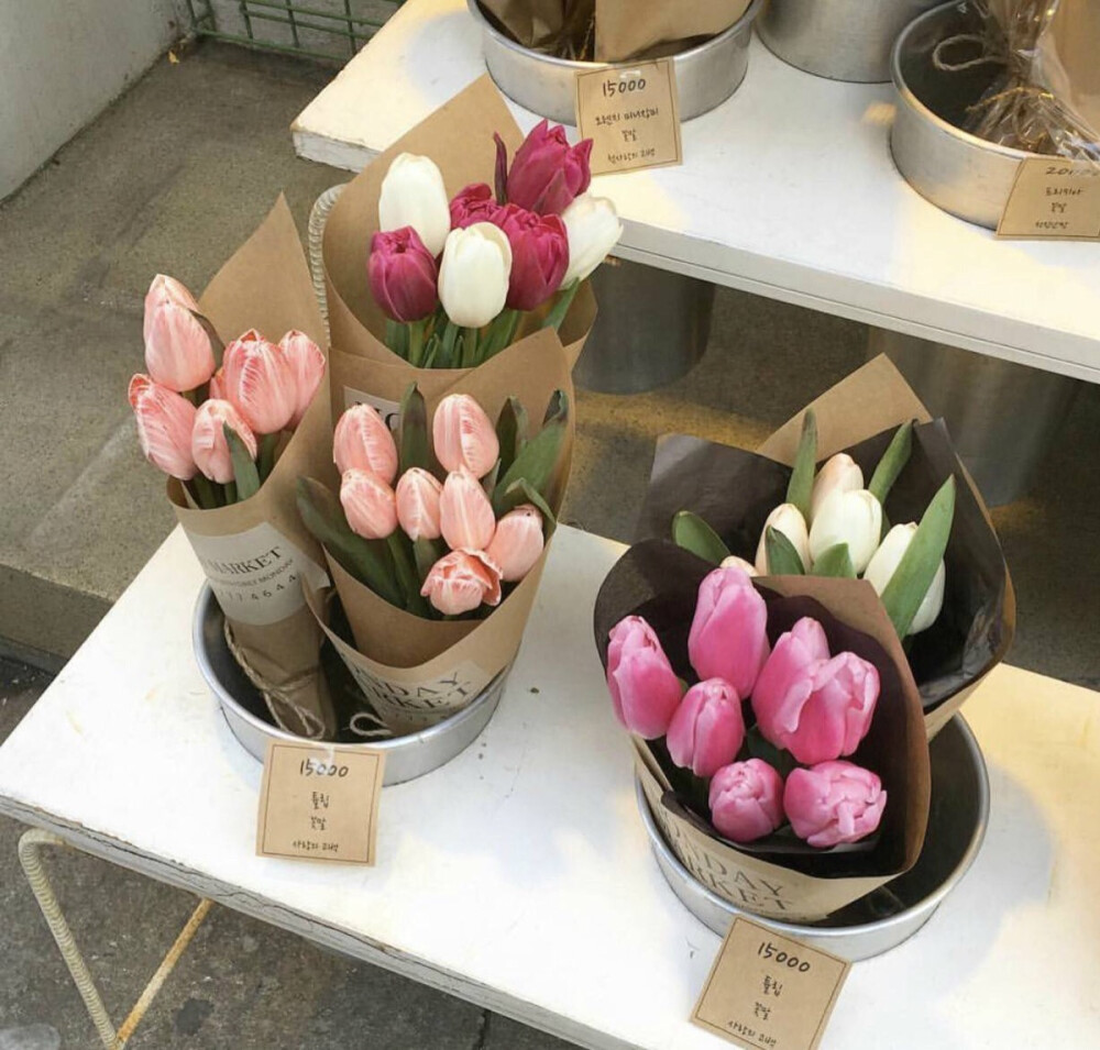 韩国街头经常都能撞见这样的花店 包装精美的小束鲜花 随意买几束装扮自己的小家也是件幸福的事 ​