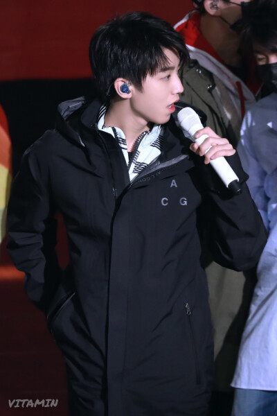 王俊凯 2017.12.31湖南卫视跨年晚会彩排 cr：logo