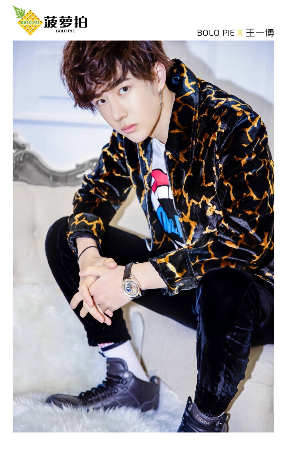 「菠萝鲜货」X @UNIQ-王一博 新年第一道星光，是你们的霸气翟总？还是美萌小王子？这位集帅华的全能美少年在「菠萝拍」镜头下开启高能秀颜模式，各种风格切换无压力，相信你也挡不住。关注菠萝拍，还有更多秘密告诉你哦~