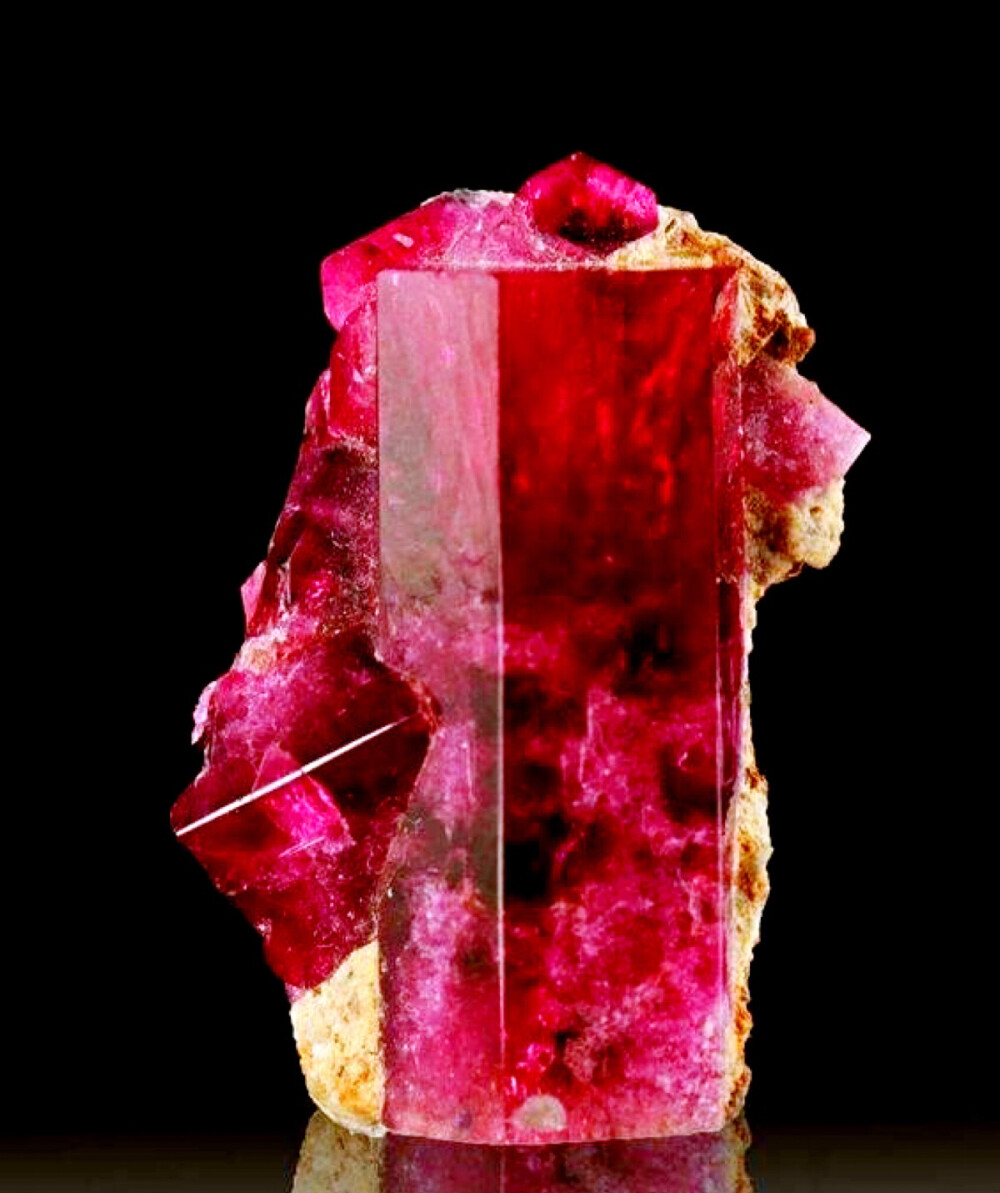 红色绿柱石redberylbixbite啦新的一年必须要红红火火啦