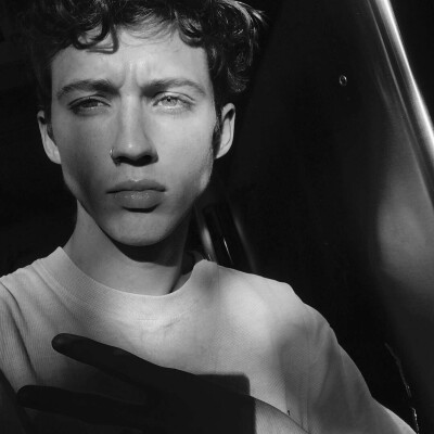 troyesivan
BTS of this photo included me kneeling on the floor to find this light. That's a fridge next to me