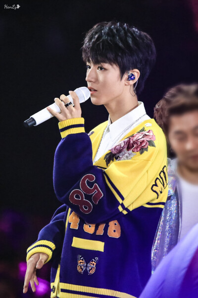 王俊凯 2017.12.31湖南卫视跨年晚会 cr：logo