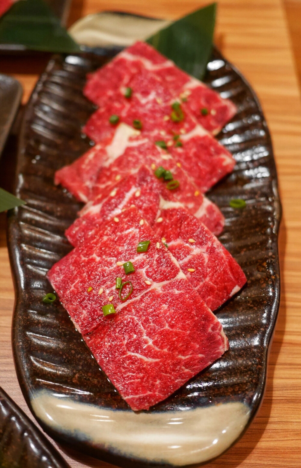 一周三顿烧肉 老王说这一个月都不碰烧肉了嗯，我且看着 话说这家的厚切牛舌才是真正的厚切好么 高度约摸2厘米啊不要太赞 烤熟后剪成三条还是辣么大份 疯狂打电话!!! 是宙家同等级的一倍后 8过牛匠的可尔必思略寡淡建议店家可以兑苏打这样配烤肉喝起来才更爽口所以今天就喝金桔柠檬啦 带骨牛小排比不带骨的竟然更嫩虽然吃着有点麻烦但是有嚼劲越咬越生汁停不下来的节奏哈哈哈哈哈哈哈 特意同时试了下118和108的横膈膜 口感几乎无差 下次就无需纠结于「特级」和「上品」之间咯～省钱小能手就是我