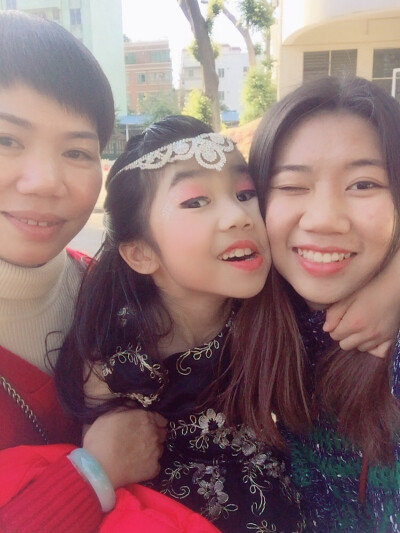 回到以前的小学 妹妹现在在这里读一年级 那天有活动 我终于可以回去小学了 超开心的