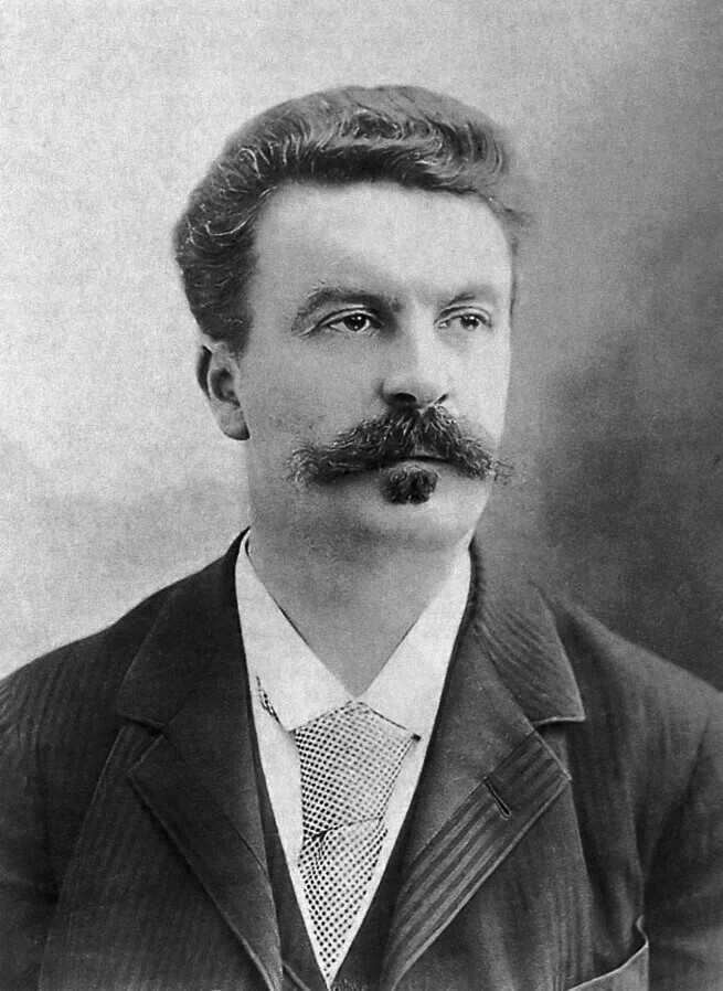 居伊·德·莫泊桑（Henri René Albert Guy de Maupassant，1850年8月5日—1893年7月6日），19世纪后半叶法国批判现实主义作家，与俄国契诃夫和美国欧·亨利并称为“世界三大短篇小说巨匠”。代表作品有《项链》、《羊脂球》和《我的叔叔于勒》等。
莫泊桑1850年出生于法国上诺曼府滨海塞纳省的一个没落贵族家庭。曾参加普法战争，且此经历成为他日后创作的重要主题。他一生创作了六部长篇小说、三百五十九篇中短篇小说及三部游记，是法国文学史上短篇小说创作数量最大、成就最高的作家之一。莫泊桑犯有神经痛和强烈的偏头痛，巨大的劳动强度，使他逐渐病入膏肓。直到1891年，他已不能再进行写作。在遭受疾病残酷的折磨之后，莫泊桑于1893年7月6日逝世，年仅43岁。