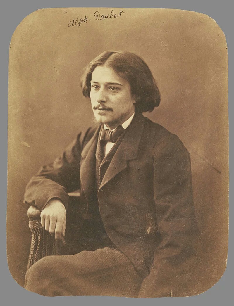 阿尔丰斯·都德（Alphonse Daudet，1840年5月13日-1897年12月14日），法国普罗旺斯人，杰出的爱国作家。1857年开始文学创作，26岁时发表短篇小说集《磨坊文札》。两年后，出版了他的第一部长篇自传体小说《小东西》，这部小说是都德的代表作，集中表现了他不带恶意的讽刺和含蓄的感伤，也就是所谓的“含泪的微笑”。都德因而有了“法国的狄更斯”的誉称。他一生共写了13部长篇小说、1部剧本和4部短篇小说集。其中的《最后一课》和《柏林之围》更由于具有深刻的爱国主义内容和精湛的艺术技巧是而享有极高的声誉，成为世界短篇小说中的杰作。