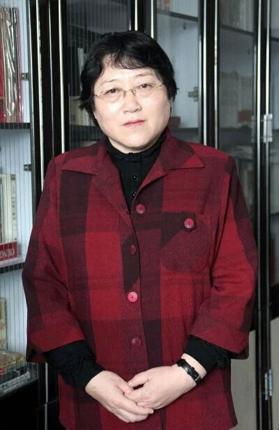 李银河（1952年2月4日），中国社会科学院社会学所研究员、教授、博士生导师。中国第一位研究性的女社会学家，自由主义女性主义者。先后毕业于山西大学，美国匹兹堡大学师，从于中国社会学奠基人费孝通。1952年生于北…