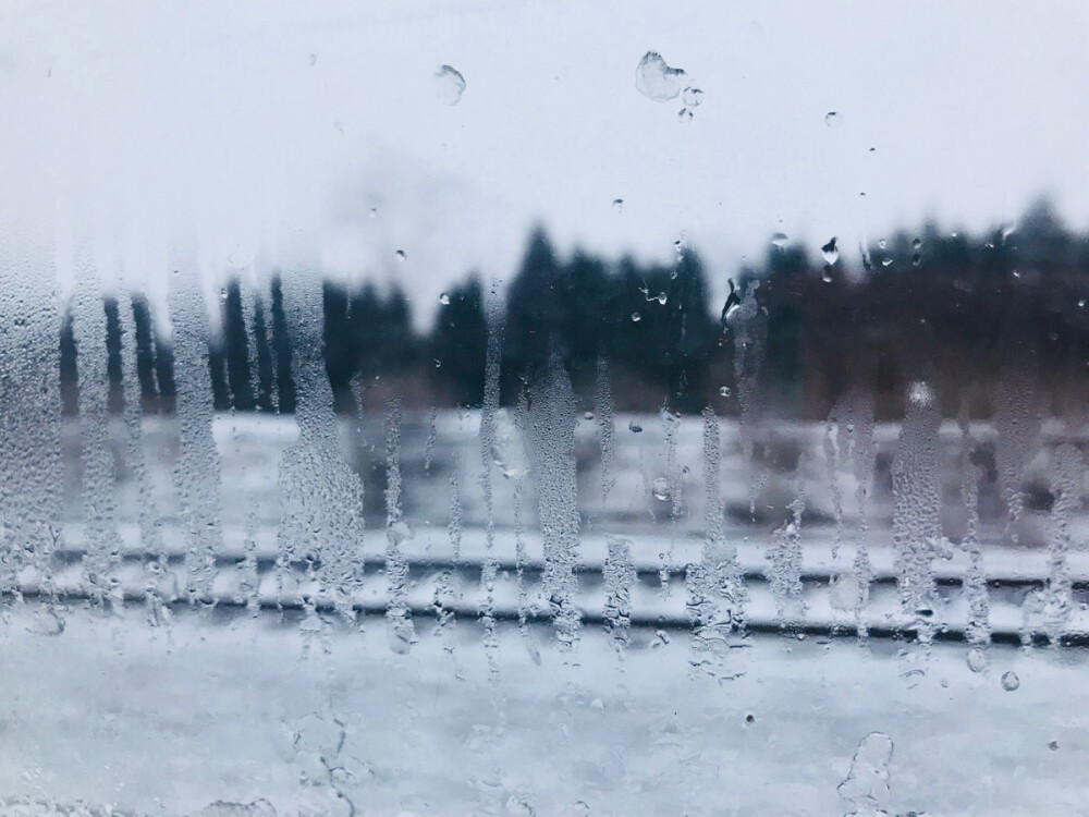 2018.01.04。2018的第一场雪，还是在火车上看到的。