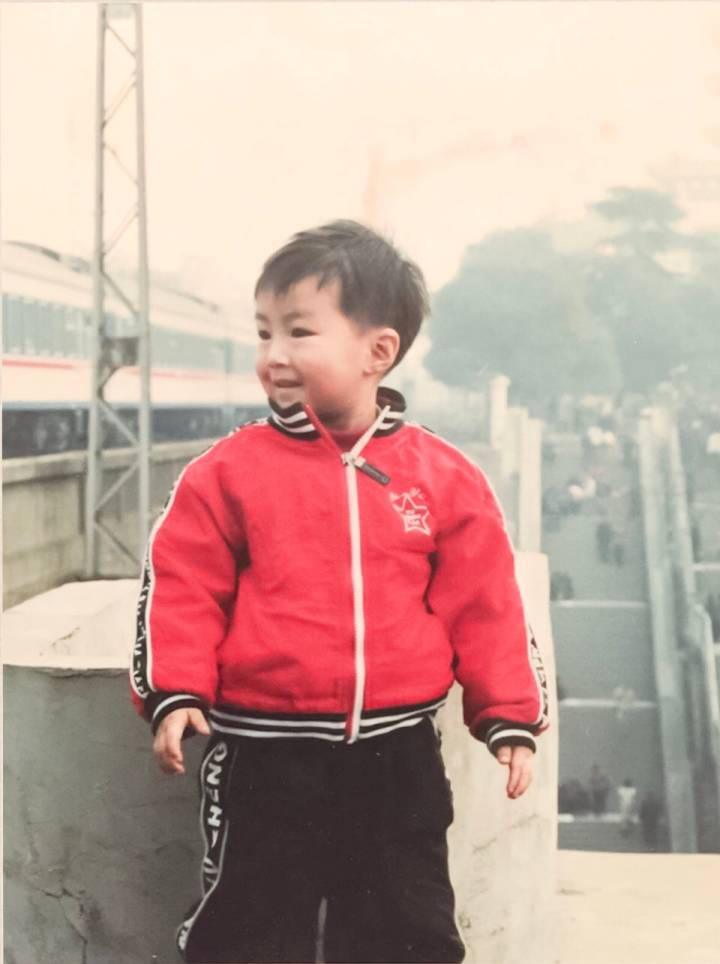 小宝宝，你知道吗，长大后的你惊艳了时光，温柔了岁月，变成了一个无比优秀的男孩子，纵使我们每个人都会老去，但对于你的爱，长留心中，永不磨灭 ​​​