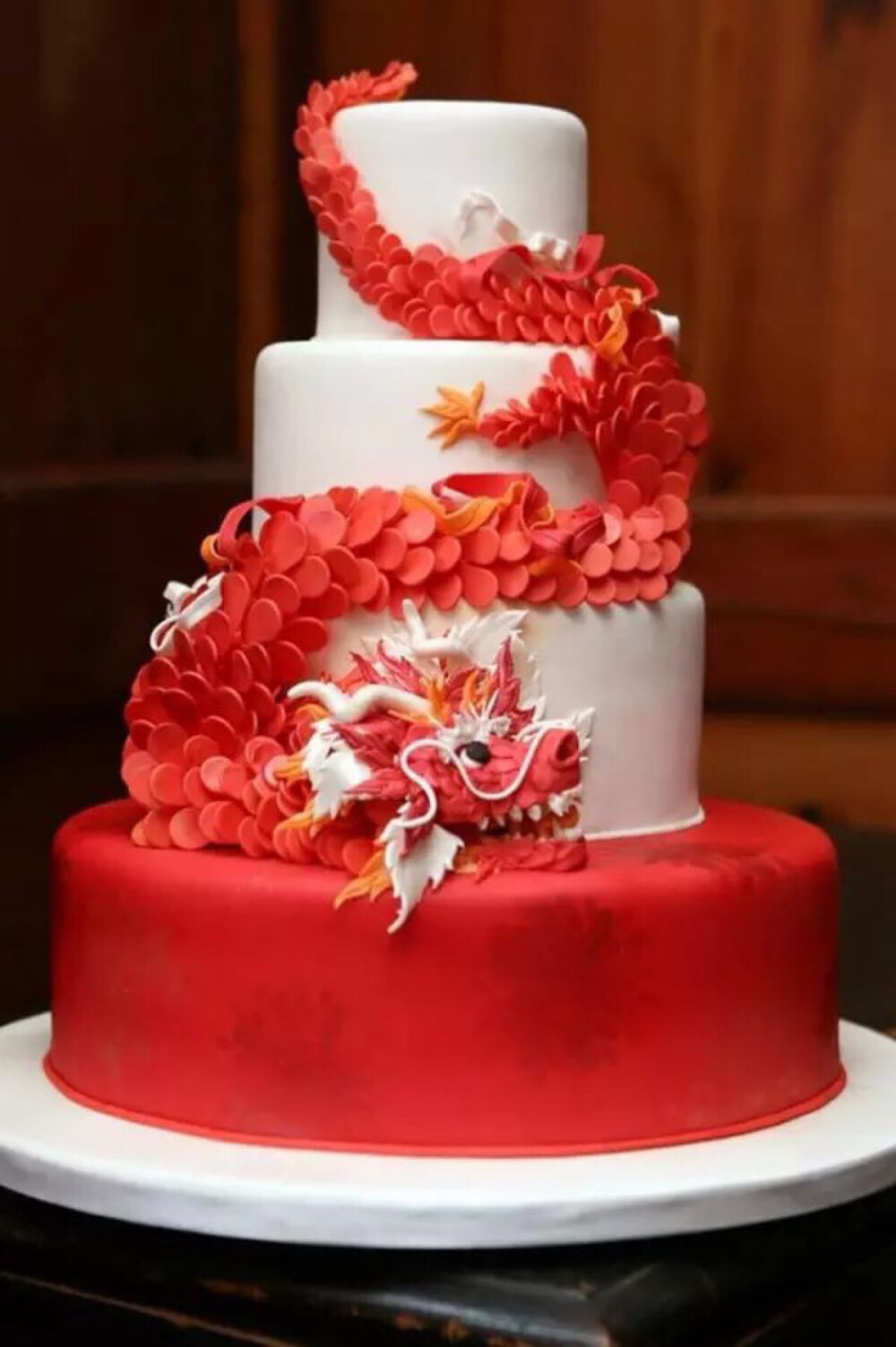 龙在中国文化中是非常普遍的，象征着权力和力量，肯定是在庆祝新年的时候都会看到的。这华丽的雕刻和装饰蛋糕是用焦糖做的，其中金色是用手绘出来的。
