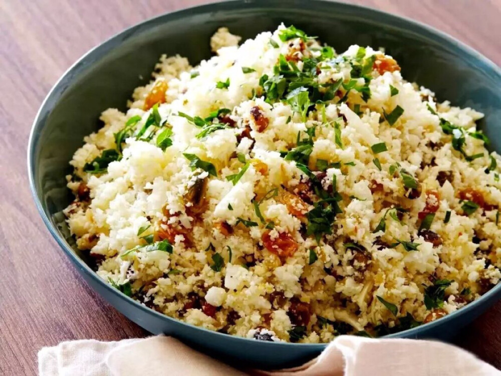 Cauliflower fried rice
炒花菜饭
没有一粒米的炒饭，热量少一半