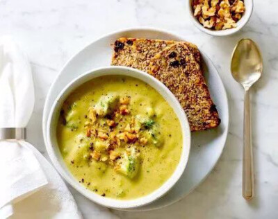 治愈力浓汤
White bean & broccoli soup
西兰花芸豆浓汤 一款适合冬季、有治愈力的暖心汤，高蛋白、高营养，浓醇顺滑，让人幸福指数暴增，喝完还想再来一碗。
这些美…