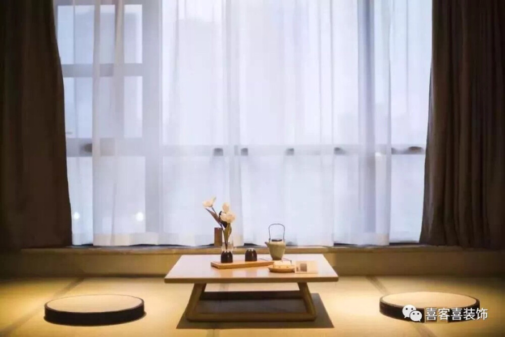 榻榻米其实最简单的配置便是坐垫/蒲团+矮桌。当家中来客时，可临时挪移家具，整个空间瞬间宽阔明亮许多