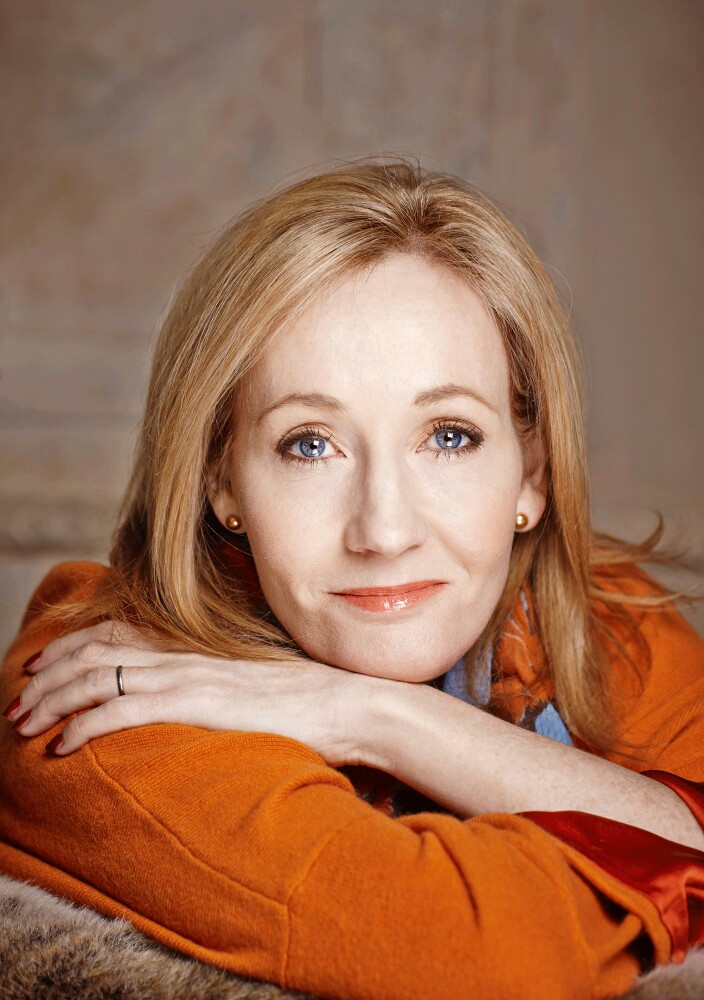 J.K.罗琳（J.K. Rowling），1965年7月31日出生于英国格温特郡，毕业于英国埃克塞特大学，英国作家。
1997年6月，推出哈利·波特系列第一本《哈利·波特与魔法石》。随后，罗琳又分别于1998年与1999年创作了《哈利·波特与密室》和《哈利·波特与阿兹卡班的囚徒》。2001年，美国华纳兄弟电影公司决定将小说的第一部《哈利·波特与魔法石》搬上银幕。2003年6月，她再创作出第五部作品《哈利·波特与凤凰社》。2004年，罗琳荣登《福布斯》富人排行榜，她的身价达到10亿美元。2005年7月推出了第六部《哈利·波特与混血王子》，2007年7月推出终结篇《哈利·波特与死亡圣器》。截至2008年，《哈利·波特》系列7本小说被翻译成67种文字在全球发行4亿册。2010年，哈利·波特电影系列的完结篇《哈利·波特与死亡圣器》拍摄完成。2014年12月，罗琳更新了《哈利·波特》系列相关的小故事。2017年6月12日，美国《福布斯》公布了2017年度全球百位名人榜，J.K.罗琳排名第三。2017年12月12日，J.K.罗琳被英国皇室授予“荣誉勋爵”（Companion of Honour）。