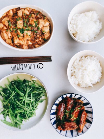 今日晚餐吃的好饱～
差一点点就吃不下了～
还好味道太棒 不舍得不吃光呐～