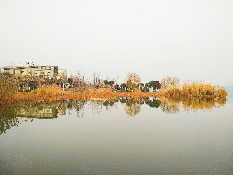 龙子湖风景区位于安徽省蚌埠市龙子湖区境内，为国家AAAA级旅游景区、国家级生态示范区和省级风景名胜区。龙子湖风景区主要由龙湖、曹山、雪华山、西芦山及锥子山组成，大体呈三山夹一湖的独特地貌。根据地理位置、地貌及景观特征，龙子湖风景区划分为北湖景区、南湖景区、西芦山景区、锥子山景区等四大景区。