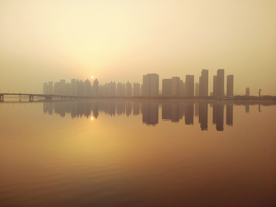 龙子湖风景区位于安徽省蚌埠市龙子湖区境内，为国家AAAA级旅游景区、国家级生态示范区和省级风景名胜区。龙子湖风景区主要由龙湖、曹山、雪华山、西芦山及锥子山组成，大体呈三山夹一湖的独特地貌。根据地理位置、地貌及景观特征，龙子湖风景区划分为北湖景区、南湖景区、西芦山景区、锥子山景区等四大景区。