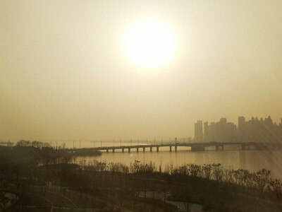 龙子湖风景区位于安徽省蚌埠市龙子湖区境内，为国家AAAA级旅游景区、国家级生态示范区和省级风景名胜区。龙子湖风景区主要由龙湖、曹山、雪华山、西芦山及锥子山组成，大体呈三山夹一湖的独特地貌。根据地理位置、地…