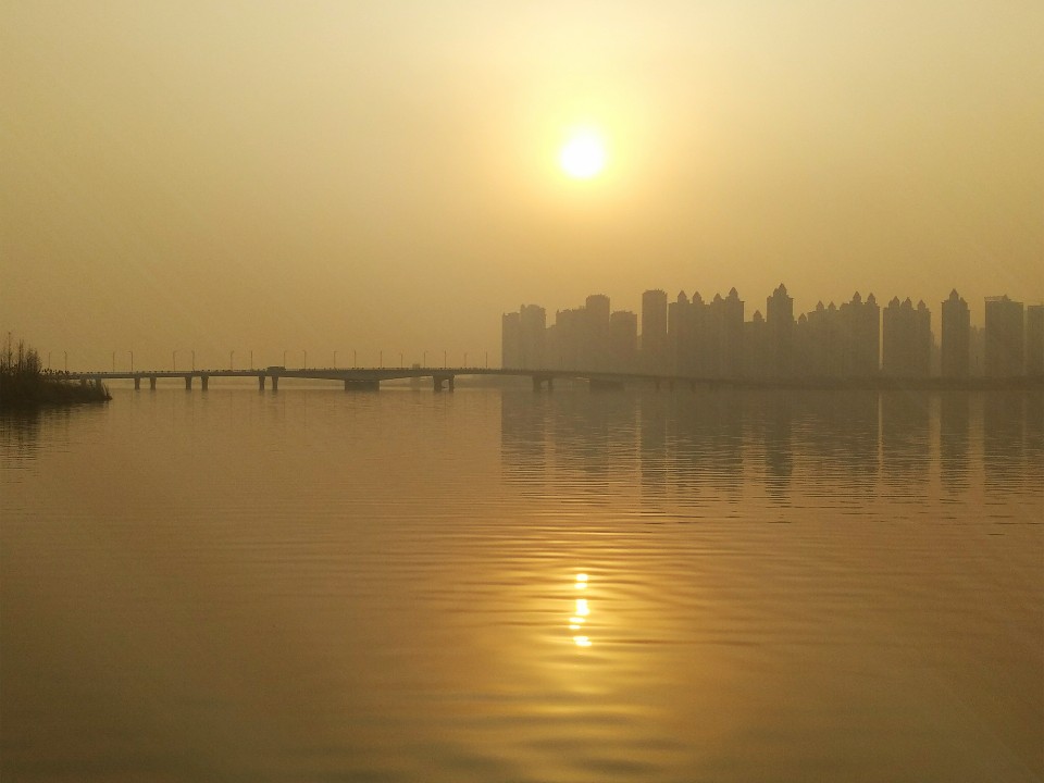 龙子湖风景区位于安徽省蚌埠市龙子湖区境内，为国家AAAA级旅游景区、国家级生态示范区和省级风景名胜区。龙子湖风景区主要由龙湖、曹山、雪华山、西芦山及锥子山组成，大体呈三山夹一湖的独特地貌。根据地理位置、地貌及景观特征，龙子湖风景区划分为北湖景区、南湖景区、西芦山景区、锥子山景区等四大景区。