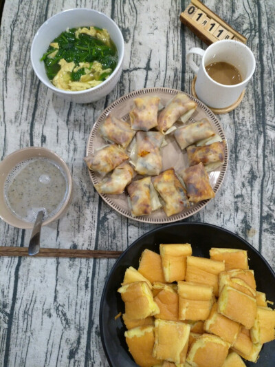 蔬菜汤+自制蛋糕+什锦卷+芝麻糊