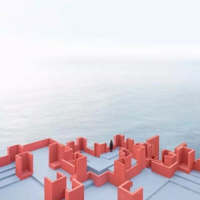 这里就是美到无法想象的 La Muralla Roja，这串念不出的地名翻译过来叫“红墙”，似乎还挺通俗的。它位于西班牙一个偏远的的名叫卡尔佩的小镇，沿着西班牙的东海岸，从巴塞罗那、巴伦西亚一路南下，就能到达。