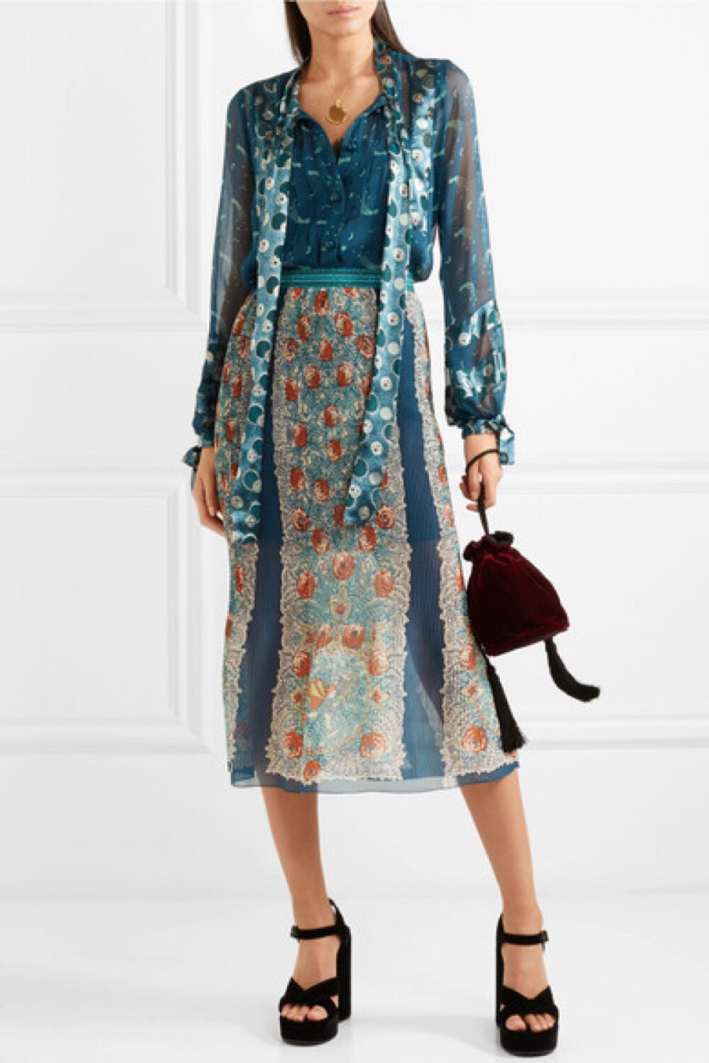 Anna Sui 这款 “Flower Child” 细褶真丝雪纺半身裙上铺满花卉、叶片和精灵印花图案，尤为令人醉心，金属感松紧腰带更为你带来舒适自如的穿着体验。不妨与同品牌 “Cosmos” 女衫和天鹅绒凉鞋一同穿着，打造优雅迷人的魅力造型。