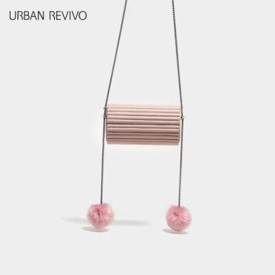 URBAN REVIVO2017冬季新款青春女士毛球饰迷你斜挎包AU44SB4S2000