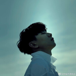 黑夜问白天 单曲封面
锁骨啊啊啊啊啊